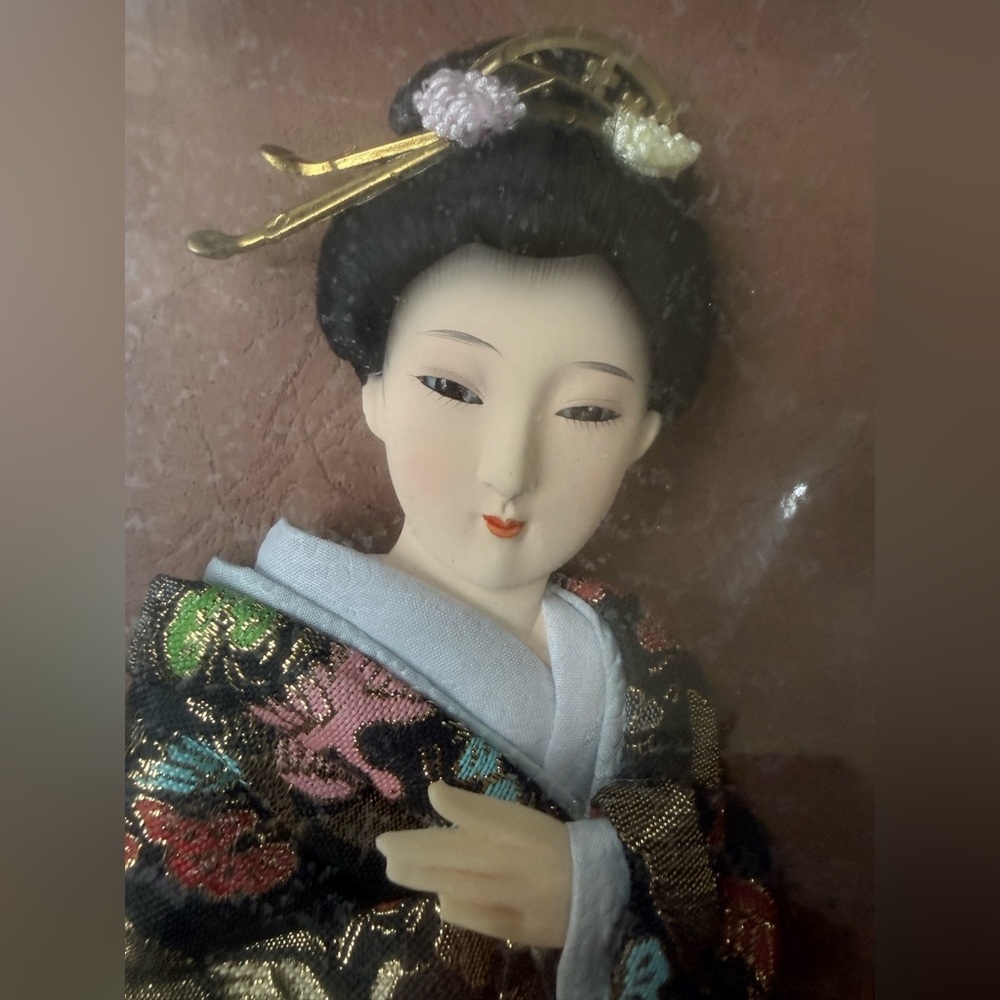 Framed Geisha Art with Gold Background vintage but never used- revived as gift - Picture 6 of 9